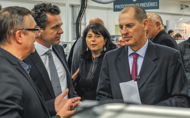 Christophe Béchu et Gary Shapiro, le président de la Consumer Electronics Association (CEA), lors de sa première visite à la Cité de l’Objet Connecté en octobre 2015 (photo Y. Sourisseau)