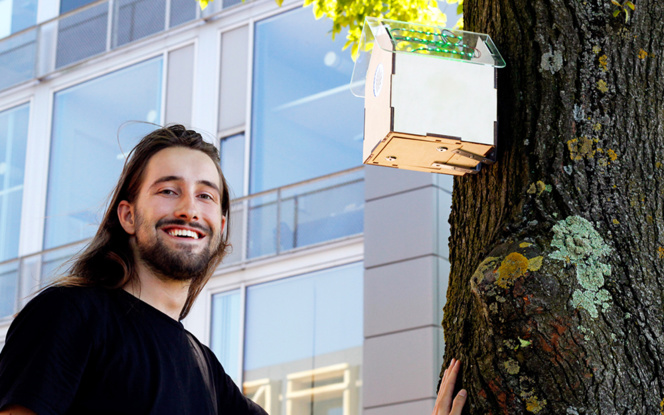 Joris Lam, le concepteur, devant le prototype de la house birds connectée