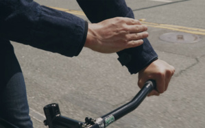 Un petit geste sur la manche pour activer une fonction sur le smartphone connecté.