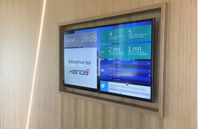 L'écran ScreenandCom installé dans le hall d'un immeuble de bureau L'écran ScreenandCom installé dans le hall d'un immeuble de bureau