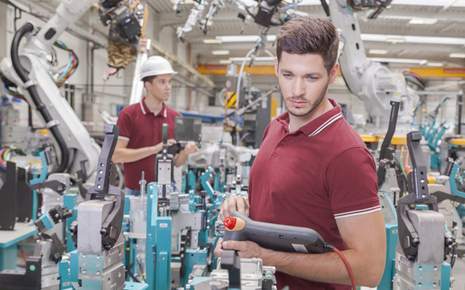 Des robots dans industrie, mais aussi des hommes pour les piloter et les réparer ( photo © Herrndorff ) Des robots dans industrie, mais aussi des hommes pour les piloter et les réparer ( photo © Herrndorff )