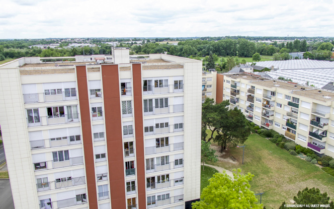 Les terrasses de la résidence du Petit Pouillé, aux Ponts-de-Cé où sont installés les sondes pour les VMC, l'ouverture des trappes de désenfumage et les antennes du réseau Qowisio