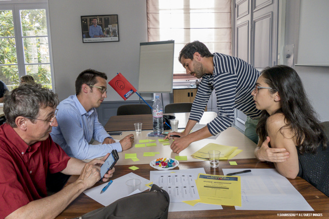 Un groupe, en pleine réfection, lors du premier workshop organisé par l'association Pavic Un groupe, en pleine réfection, lors du premier workshop organisé par l'association Pavic