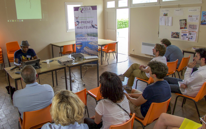 Demonstration de dessin d'art sur palette graphique, lors des conférences de l'après-midi Demonstration de dessin d'art sur palette graphique, lors des conférences de l'après-midi