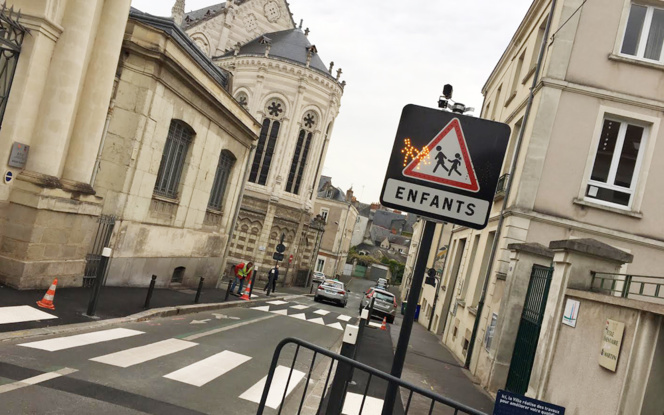 Les passages piétons de l'école maternelle Saint Martin à Angers et le panneau lumineux "Attention école"