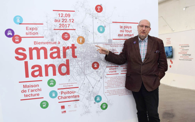 Eric LEGUAY, commissaire de l'exposition, devant la carte interactive de SmartLand Eric LEGUAY, commissaire de l'exposition, devant la carte interactive de SmartLand