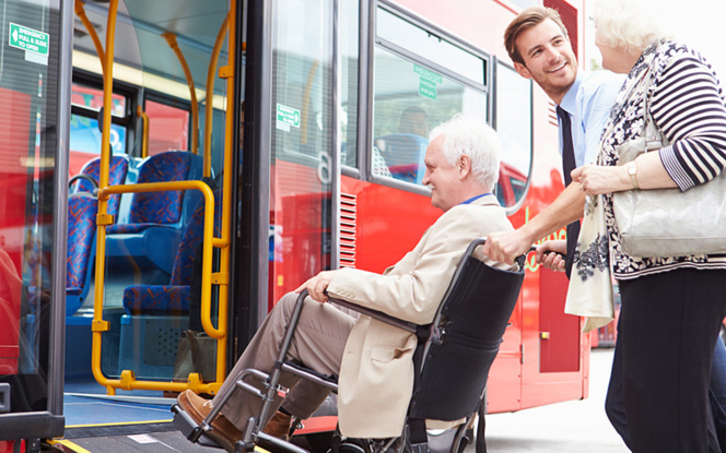 Aider et accompagner les personnes à mobilité réduite est un acte citoyen qui facilite l'inclusion. (photo Monkey Business)