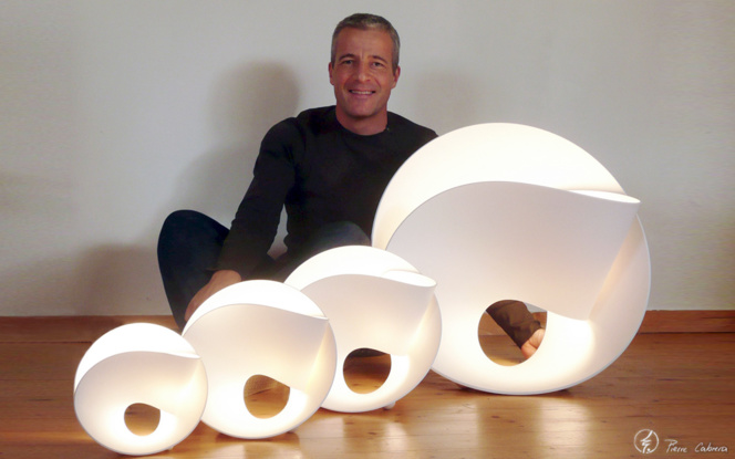 Le designer Toulousain Pierre Cabrera avec l'une de ses réalisation (Photo Pierre Cabrera Le designer Toulousain Pierre Cabrera avec l'une de ses réalisation (Photo Pierre Cabrera