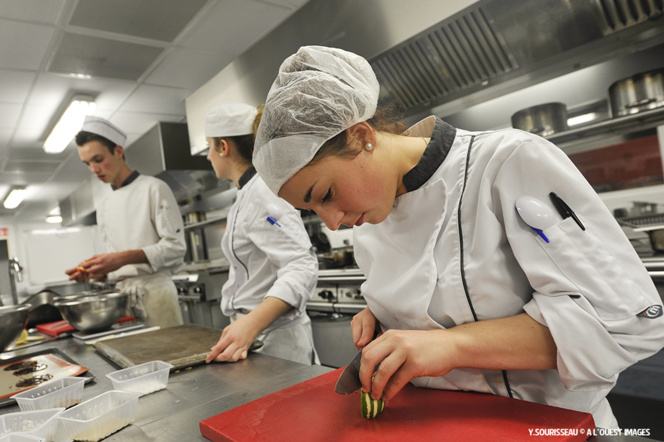 Des futurs grands chefs dans un restaurant d'application Des futurs grands chefs dans un restaurant d'application