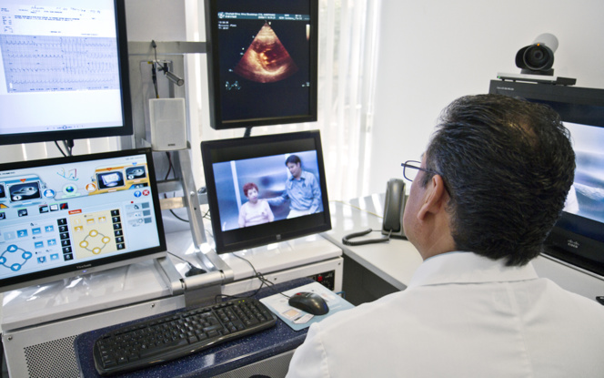 Un médecin réalisant une consultation et un suivi médical à distance (Photo Topsy.fr)