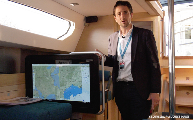 Ivain Bignonet, le CEO de Kara Technology et la table carte tactile du voilier Allure Ivain Bignonet, le CEO de Kara Technology et la table carte tactile du voilier Allure