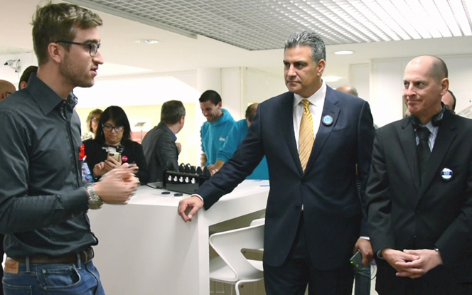 Quand Maxence Chotard, l'un des fondateurs d'EISOX, pitche devant Gary Shapiro (à gauche) le boss du CES de Las Vegas, en visite à Angers, ça ouvre des portes (Photo Eisox)