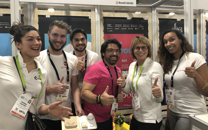 L'équipe de Janasense au CES de Las Vegas, en compagnie des représentantes de la Cité de l'Objet Connecté à Angers (Photo IoT_City)