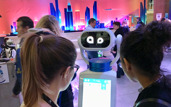 Des robots amusants et toujours prêts à rendre service, à l'entrée de la Ville du Futur Des robots amusants et toujours prêts à rendre service, à l'entrée de la Ville du Futur