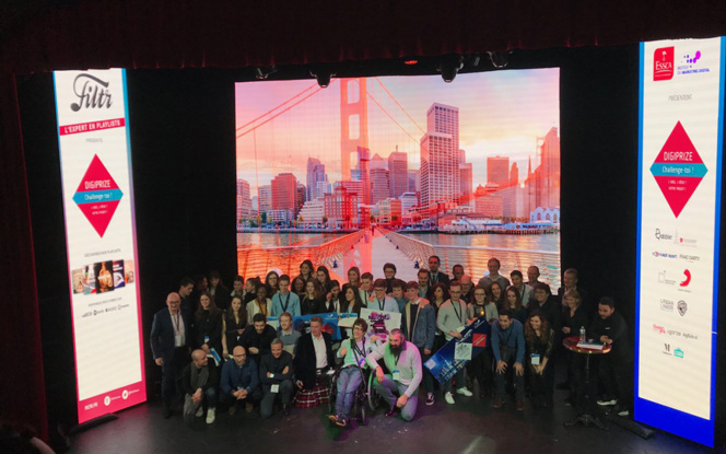 Les lauréats du 5e Digiprize sur la scène du Théâtre de la Tour Eiffel, en compagnie de l'ancien joueur du XV de France Sébastien Chabal, devenu businessman ( Photo Twitter ESCCA) Les lauréats du 5e Digiprize sur la scène du Théâtre de la Tour Eiffel, en compagnie de l'ancien joueur du XV de France Sébastien Chabal, devenu businessman ( Photo Twitter ESCCA)