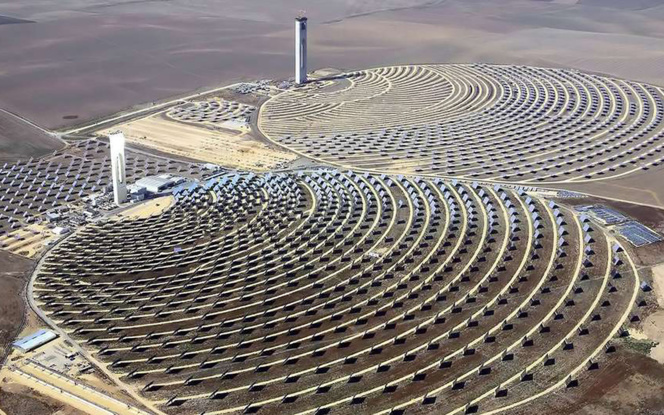 Centrale thermique à tour solaire, en Andalousie (photo © Koza1983) Centrale thermique à tour solaire, en Andalousie (photo © Koza1983)