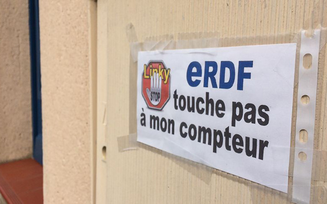 Une affiche posée par un opposant, qui n'a pas encore intégré le changement de nom d'ERDF, dans un collectif (Photo France Bleu)