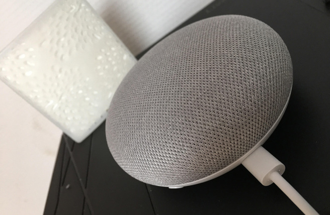 La petite enceinte connectée Google Home Mini