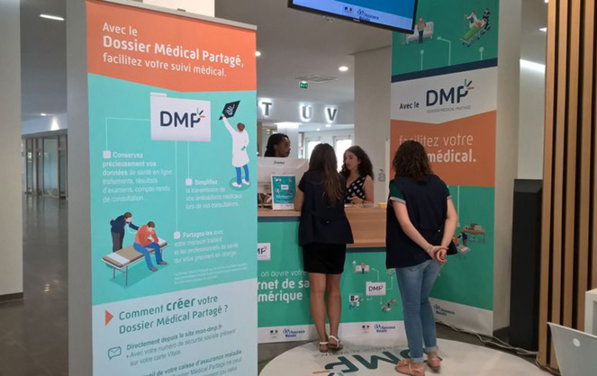 Des assurés sociaux s'informant sur la mise en place du DMP (Photo CPAM 31) Des assurés sociaux s'informant sur la mise en place du DMP (Photo CPAM 31)