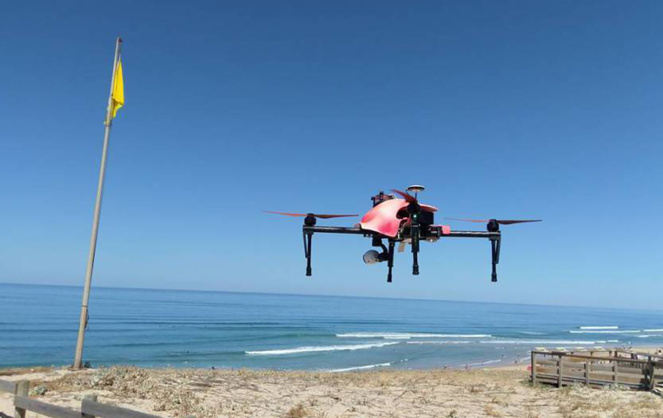 Le Helper Drone en actions sur les plages landaises (photo Drone Actu) Le Helper Drone en actions sur les plages landaises (photo Drone Actu)