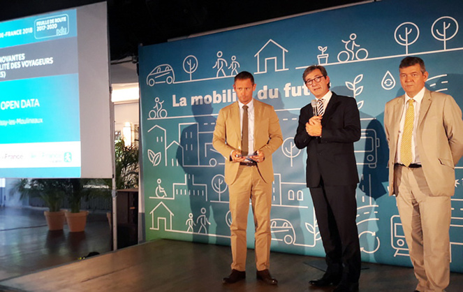 Stéphane Beaudet, vice-Président de la Région Ile-de-France en charge des Transports a remis le trophée à Olivier Rigoni, maire-adjoint d’Issy-les-Moulineaux, et Eric Legale, directeur général d’Issy Média (Photo So Digital) Stéphane Beaudet, vice-Président de la Région Ile-de-France en charge des Transports a remis le trophée à Olivier Rigoni, maire-adjoint d’Issy-les-Moulineaux, et Eric Legale, directeur général d’Issy Média (Photo So Digital)