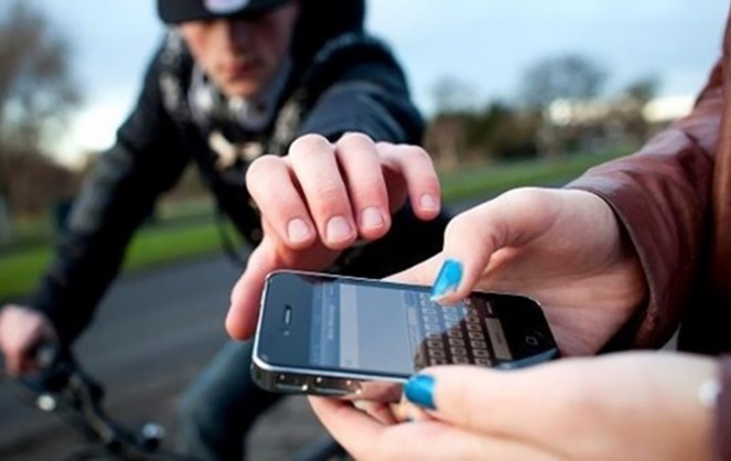 Attention lorsque vous utiliser votre smartphone dans la rue (photo CNET France)