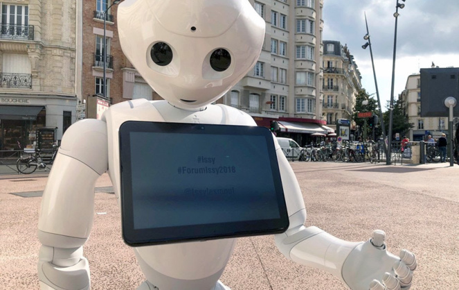 Le robot Pepper dans les rues d'Issy-les-Moulineaux (photo Issy_Presse) Le robot Pepper dans les rues d'Issy-les-Moulineaux (photo Issy_Presse)