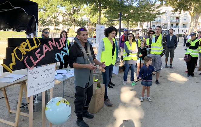 Pascal Réveillon et Charlotte Baranger expliquant le déroulement de la journée aux angevins mobilisés pour l'occasion.