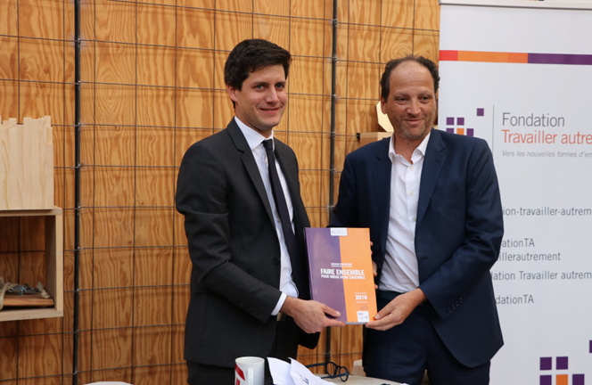 Le Secrétaire d'Etat Julien de Normandie et le President de la Fondation Travailler autrement, Patrick Levy-Waitz, lors de la remise du rapport (Photo CGET)