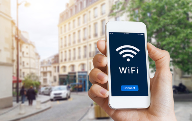 Avec PETITJEAN, Qos Telecom et Ruckus Wireless, le WiFi public a de beaux jours devant lui (Photo Adobe Stock)