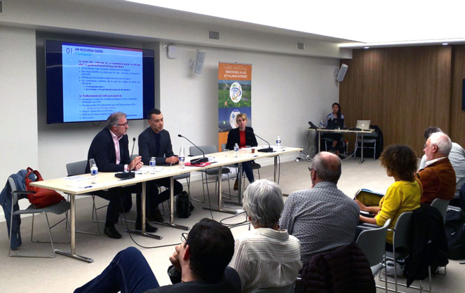 La rencontre organisée par l’Association des Villes Internet, le 27 septembre dernier. Présentation du Guide de la Smart City (Photo AVI) La rencontre organisée par l’Association des Villes Internet, le 27 septembre dernier. Présentation du Guide de la Smart City (Photo AVI)
