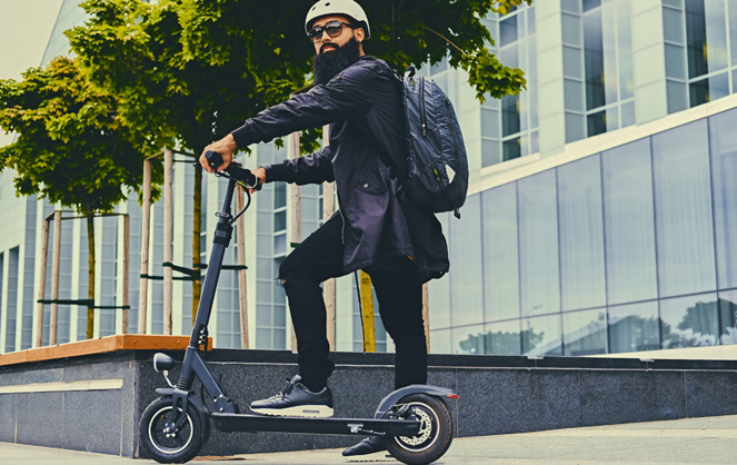 La trottinette électrique prend une place de plus en plus importante sur les trottoirs de nos villes (photo Adobe stock) La trottinette électrique prend une place de plus en plus importante sur les trottoirs de nos villes (photo Adobe stock)