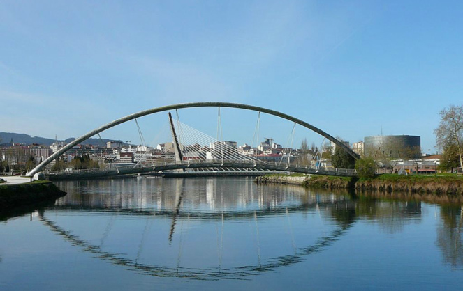 Passerelle piétonne au-dessus de la rivière qui traverse la ville de Pontvedra (photo Juan Mejuto)