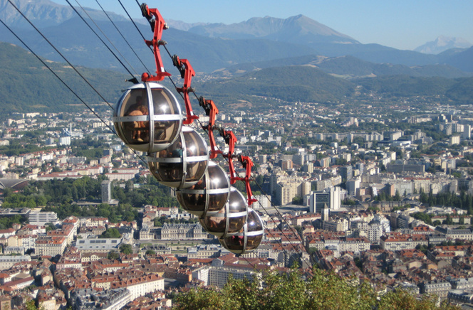 La métropole de Grenoble (Dauphiné), aux portes des Alpes (Photo Jörg Sancho Pernas ) La métropole de Grenoble (Dauphiné), aux portes des Alpes (Photo Jörg Sancho Pernas )