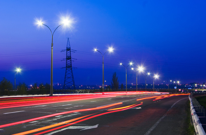 L'éclairage à LEDs, économe en énergie, s'allumant en fonction des besoins, et géré à distance, c'est la solution pour la ville intelligente (photo Adobe Stock)