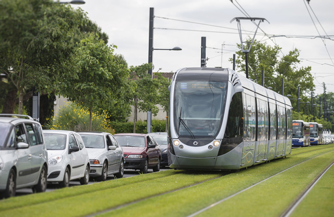 Le tramway s'impose dans de nombreuses villes, en mode gratuit ou payant (Adobe Stock Photos)