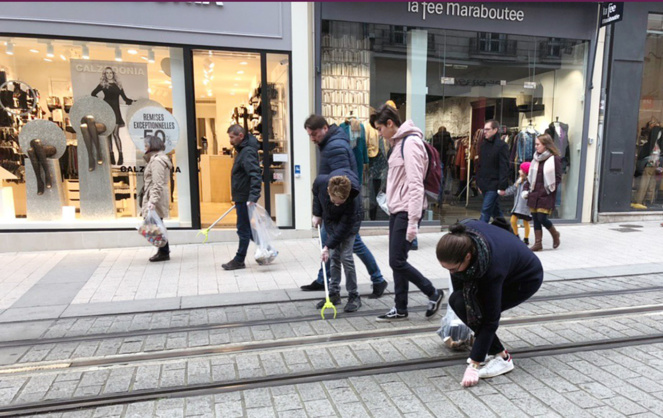 Les volontaires de CLEAN - Les amis de la propreté en pleine action dans les rues d'Angers, le 5 janvier dernier (photo CLAP)