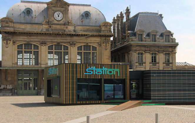 La gare de Saint-Omer et le pavillon de présentation du projet installé sur le parvis (Photo La Voix du Nord)