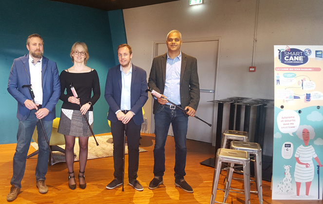 De G. à  D. : Cédric Dauduit et Amandine Fayet (Cannes Fayet®) et Vincent Gauchard et Ismaël Meïte (Nov’In), lors de la présentation de la  Smartcane TM (photo Agence Qui Plus Est) De G. à  D. : Cédric Dauduit et Amandine Fayet (Cannes Fayet®) et Vincent Gauchard et Ismaël Meïte (Nov’In), lors de la présentation de la  Smartcane TM (photo Agence Qui Plus Est)