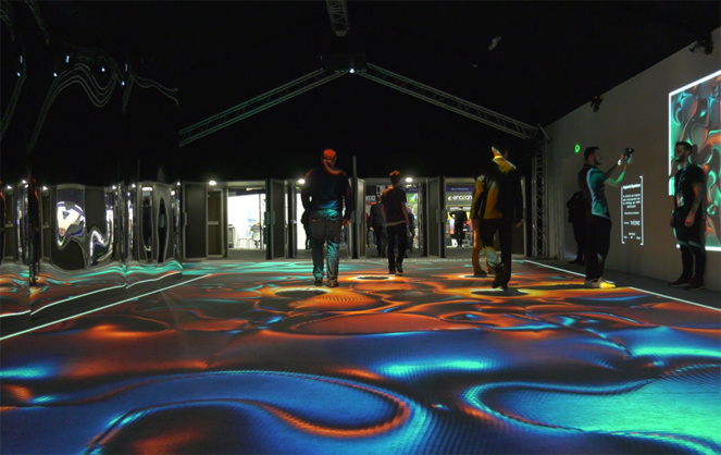 « Augmenta Expérience » :  un espace immersif et interactif utilisant la technologie de suivi Augmenta et le système de particules KAPPS, dans lequel les visiteurs passaient pour aller d’une partie à l’autre du salon. Les murs et le sol étaient interactifs. Designed by Théoriz « Augmenta Expérience » :  un espace immersif et interactif utilisant la technologie de suivi Augmenta et le système de particules KAPPS, dans lequel les visiteurs passaient pour aller d’une partie à l’autre du salon. Les murs et le sol étaient interactifs. Designed by Théoriz