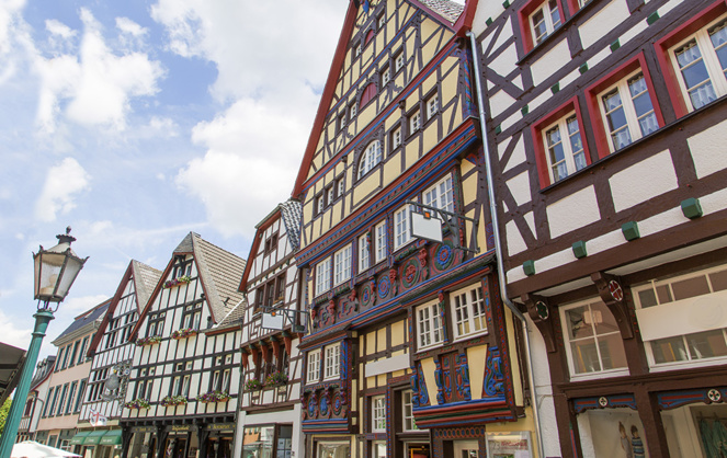 Une rue historique de Bad Münstereifel, transformée en galerie marchande à ciel ouvert (Photo Adobe Stock)