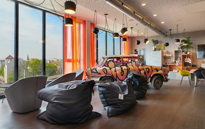 Berlin : un hôtel en bois sur le toit-parking d’un centre commercial, une première mondiale