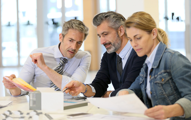 Une équipe d'architectes travaillant sur la maquette d'un bâtiment (photo Adobe Stock) Une équipe d'architectes travaillant sur la maquette d'un bâtiment (photo Adobe Stock)