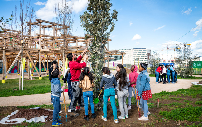 Une végétalisation entreprise avec les habitants du quartier, ici les enfants des écoles (Photo SPL Lyon Confluence)