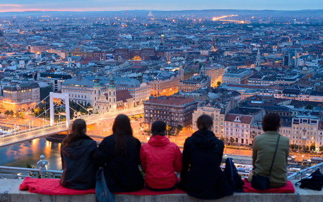 Un regard sur la ville en pleine mutation (Photo Adobe Stock) Un regard sur la ville en pleine mutation (Photo Adobe Stock)