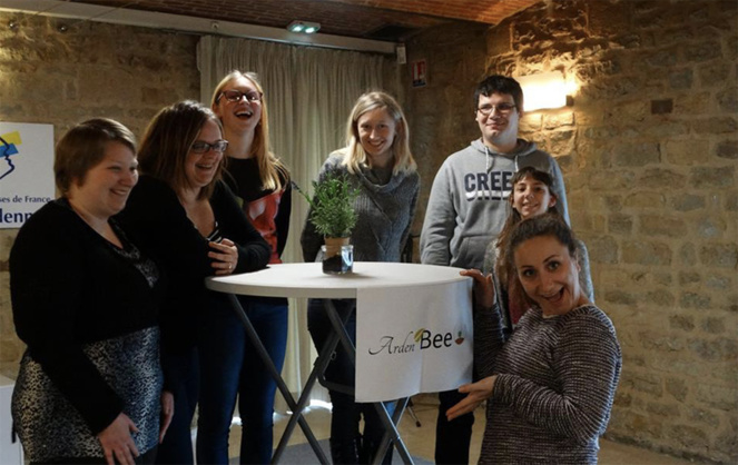 Les jeunes créateurs du gobelet bio dégradante (photo Arden Bee O) Les jeunes créateurs du gobelet bio dégradante (photo Arden Bee O)
