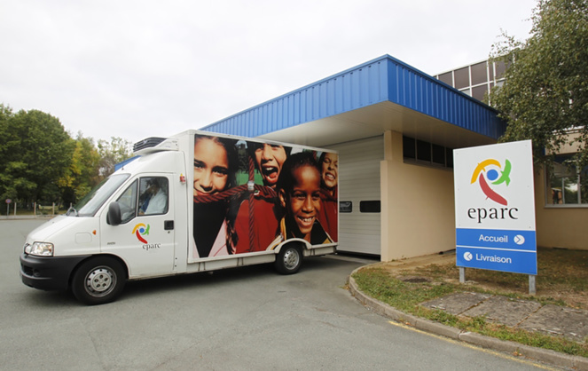 Un camion de distribution de Cuisine et Papillote (ex EPARC) assurant la distribution des repas aux écoliers angevins (Photo Thierry Bonnet - service communication Ville d'Angers)