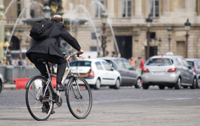 Un vélo au milieu du flot de voiture, place de la Concorde, à Paris (Photo Adobe Stock)