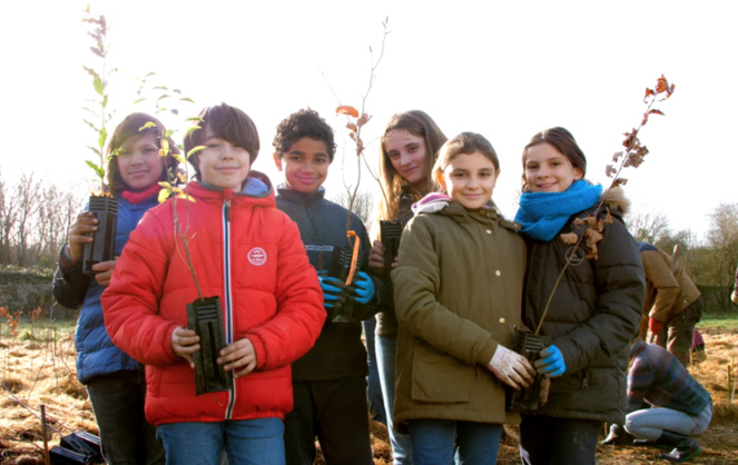 A l'Abbaye de Villeneuve (Nantes) les enfants s'investissent dans leur avenir en participant à la première micro forêt initiée par Jim et Stéphanie (Photo MiniBigForest)