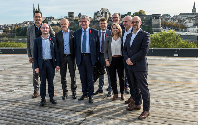 Les représentants du consortium piloté par Engie Solutions en compagnie de Jean-Marc Verchère et Michel Perrinet.